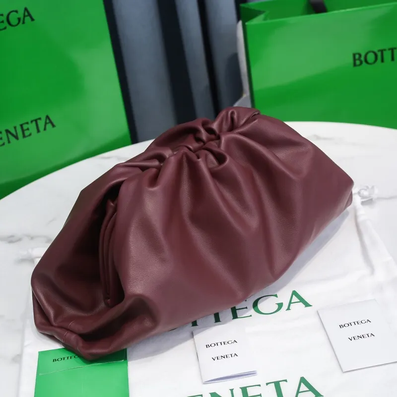 Batch 1660 Bottega Veneta cloud bag ☁️POUCH series original plain calfskin, super low-key and attractive, soft and casual, major Internet celebrity bloggers are crazy about calling it, fashionable and classy, ​​lazy and intellectual Large size: 38x20x8.5cm (large cloud plain) burgundy red